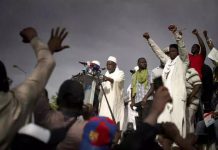 L’influent imam Mahmoud Dicko s’adresse aux manifestants, à Bamako, le 5 juin. MICHELE CATTANI / AFP