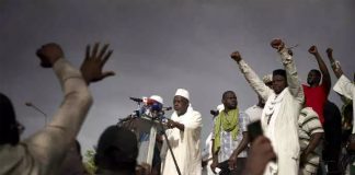 L’influent imam Mahmoud Dicko s’adresse aux manifestants, à Bamako, le 5 juin. MICHELE CATTANI / AFP