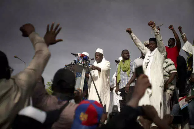 L’influent imam Mahmoud Dicko s’adresse aux manifestants, à Bamako, le 5 juin. MICHELE CATTANI / AFP