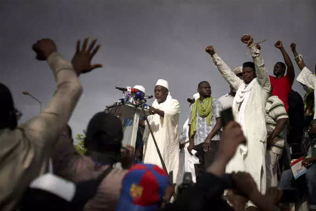manif_mali L’influent imam Mahmoud Dicko s’adresse aux manifestants, à Bamako, le 5 juin. MICHELE CATTANI / AFP