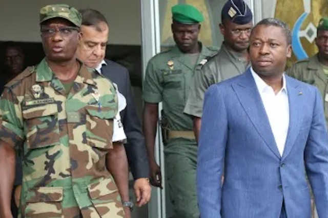 Faure Gnassingbé (d) et son Beau-frère Abalo Félix Kadanga respectivement ministre de la Défense et Chef d’État Major des Armées | Photo : DR