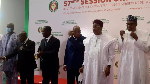 cedeao_57e_session Les présidents du Burkina Faso ( Roch Marc Christian Kaboré), du Ghana (Nana Akufo-Addo), de la Côte d’Ivoire (Alassane Dramane Ouattara), du Niger (Mahamadou Issoufou), du Nigeria (Muhammadu Buhari) et le président de la Commission de la Cédéao, Jean-Claude Brou (3e en partant de la droite), le 7 septembre 2020, à Niamey. Photo : AFP / Boureima Hama