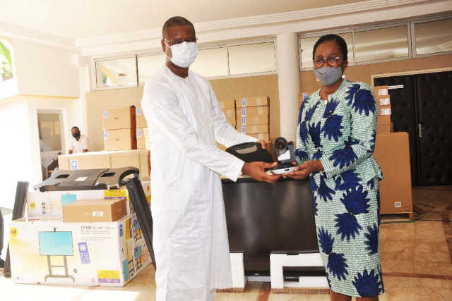 victoire-dogbe_mainstendues La Première ministre Victoire Tomegah Dogbé alias « Da Victo Vodou», a reçu, le vendredi 13 novembre dernier, d’importants lots de matériels informatiques offerts par le Programme des Nations Unies pour le Développement (PNUD) | Photo : DR / Fraternité